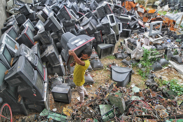 ecrans et televiseurs cathodiques dans une entreprise de recyclage au bangladesh