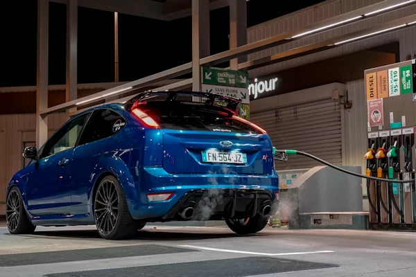 voiture bleue gaz échappement dans le garage