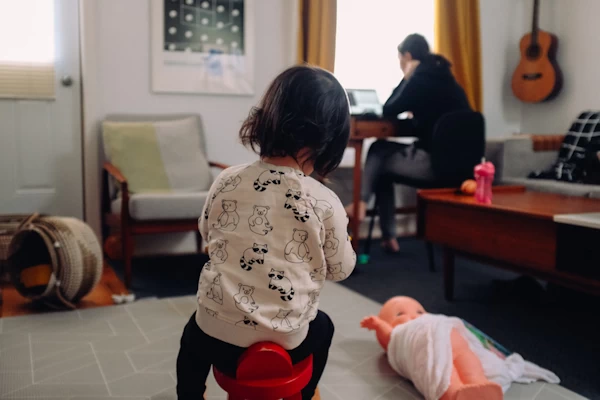 travail à domicile télétravail femme enfant CC charlesdeluvio